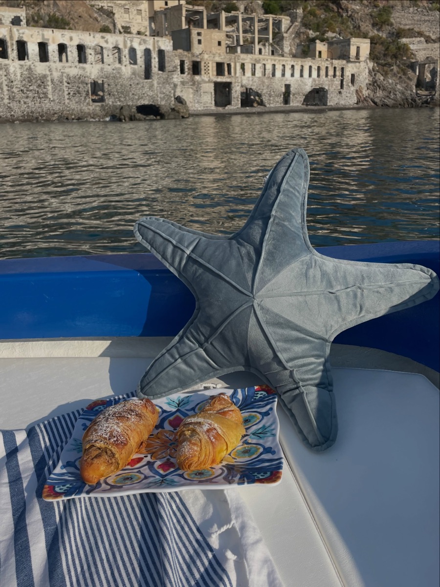 Colazione a bordo all'alba con vista mare